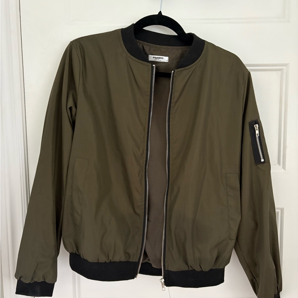 Olive Green Bomber Jacket with Ribbed Cuffs and Stand-Up Collar - Picture 5 of 6